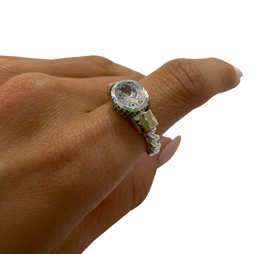 Anel entrançado com zircão prata e ouro