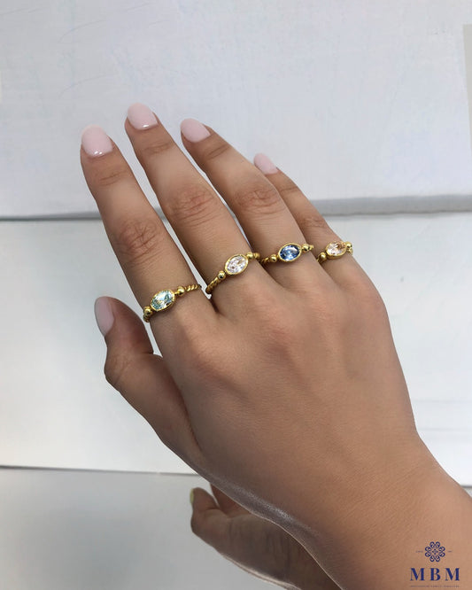 Anel fino torcido com pedras