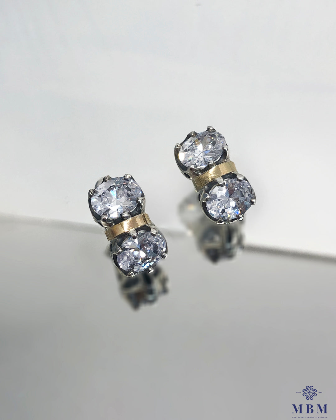 Small earrings with zircons