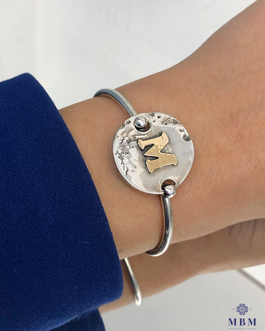 Pulseira com medalha com letra