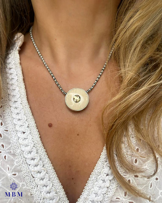 Colar prata e ouro com medalha em marfim vegetal