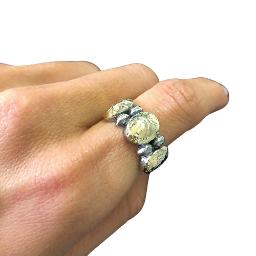 Anel com pormenores ovais em ouro