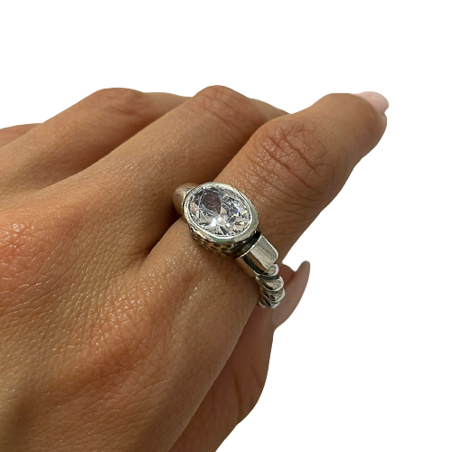 Anel entrançado em prata e zircão