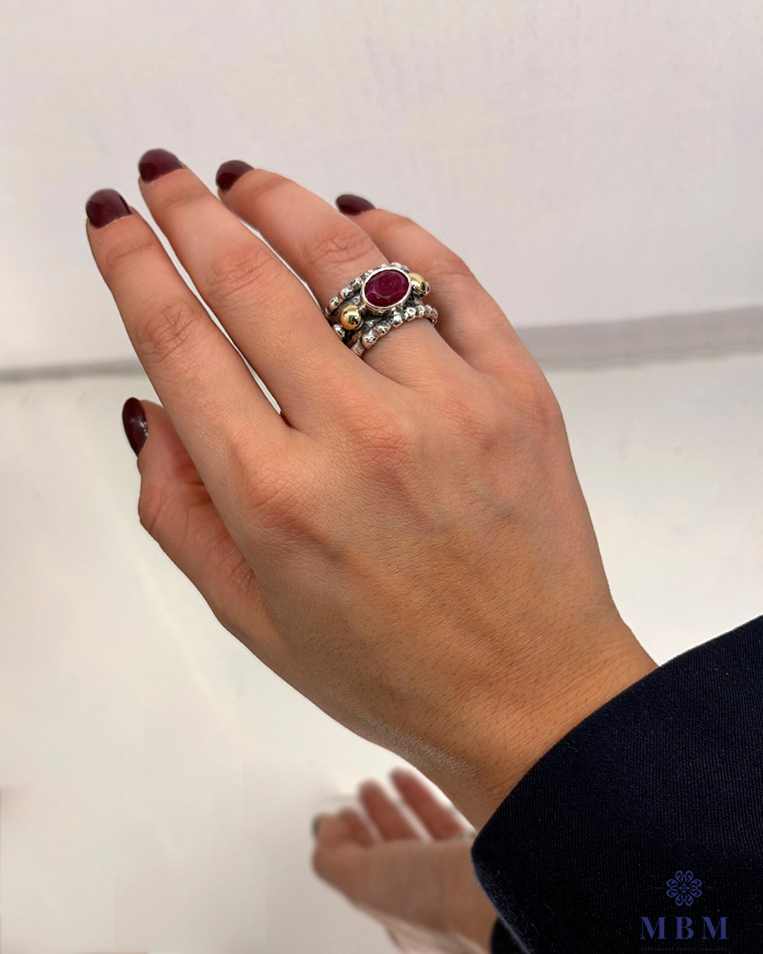 Anel largo de prata e ouro com pedra