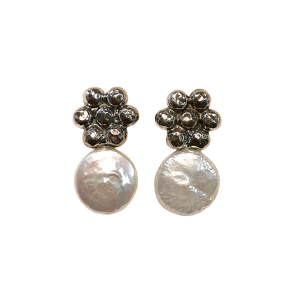 Flower earrings with mother of pearl