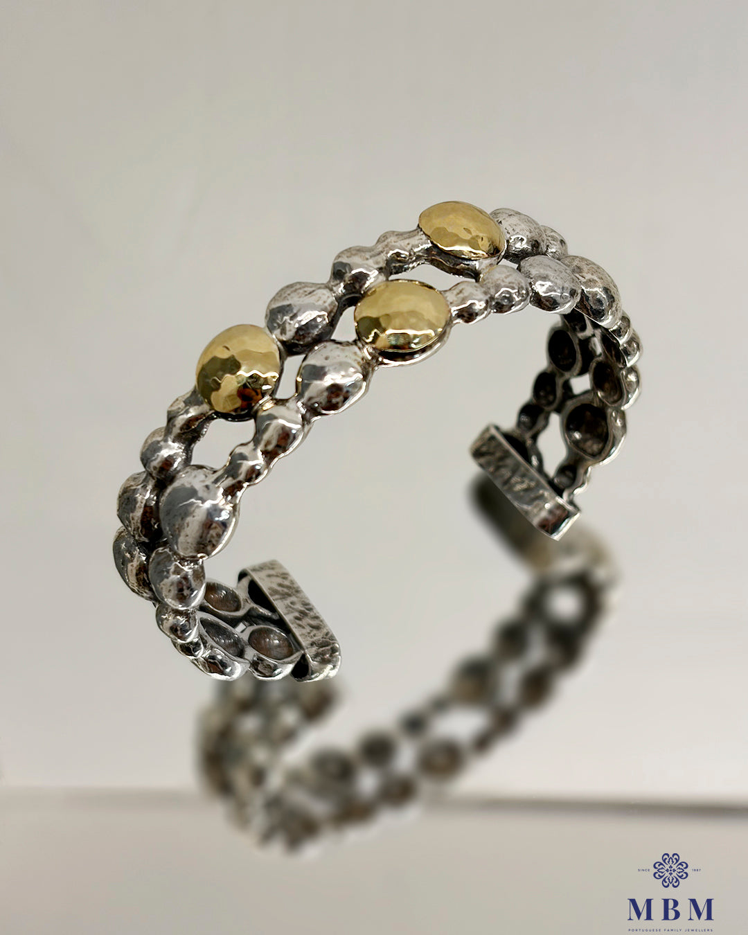 Escrava Granitos em prata e ouro