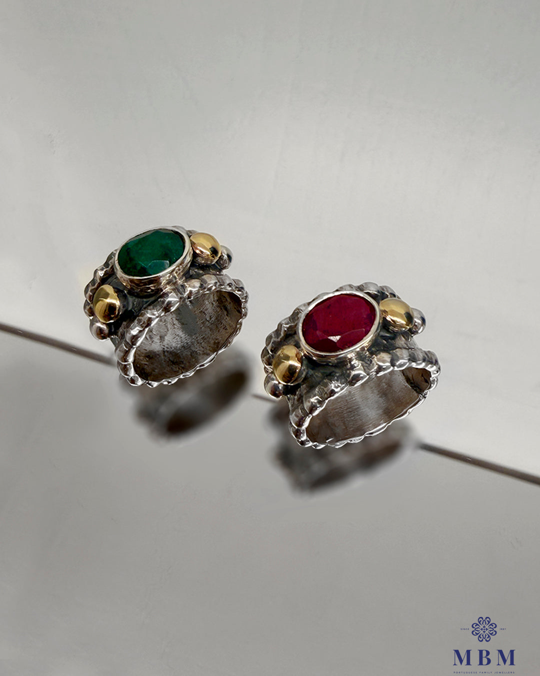 Anel largo de prata e ouro com pedra