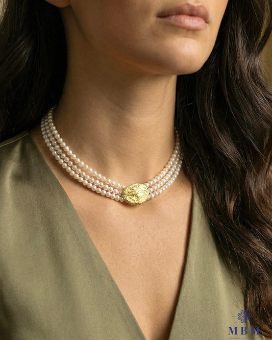 Colar pérolas e patela