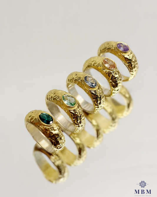 Anel largo martelado com pedras