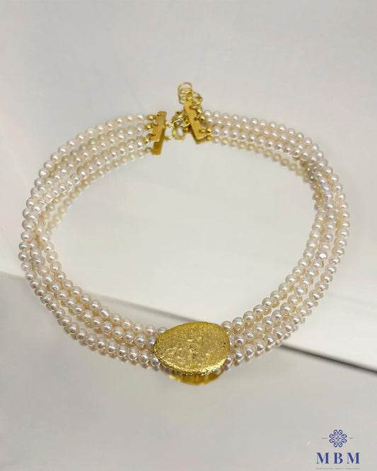 Colar pérolas e patela