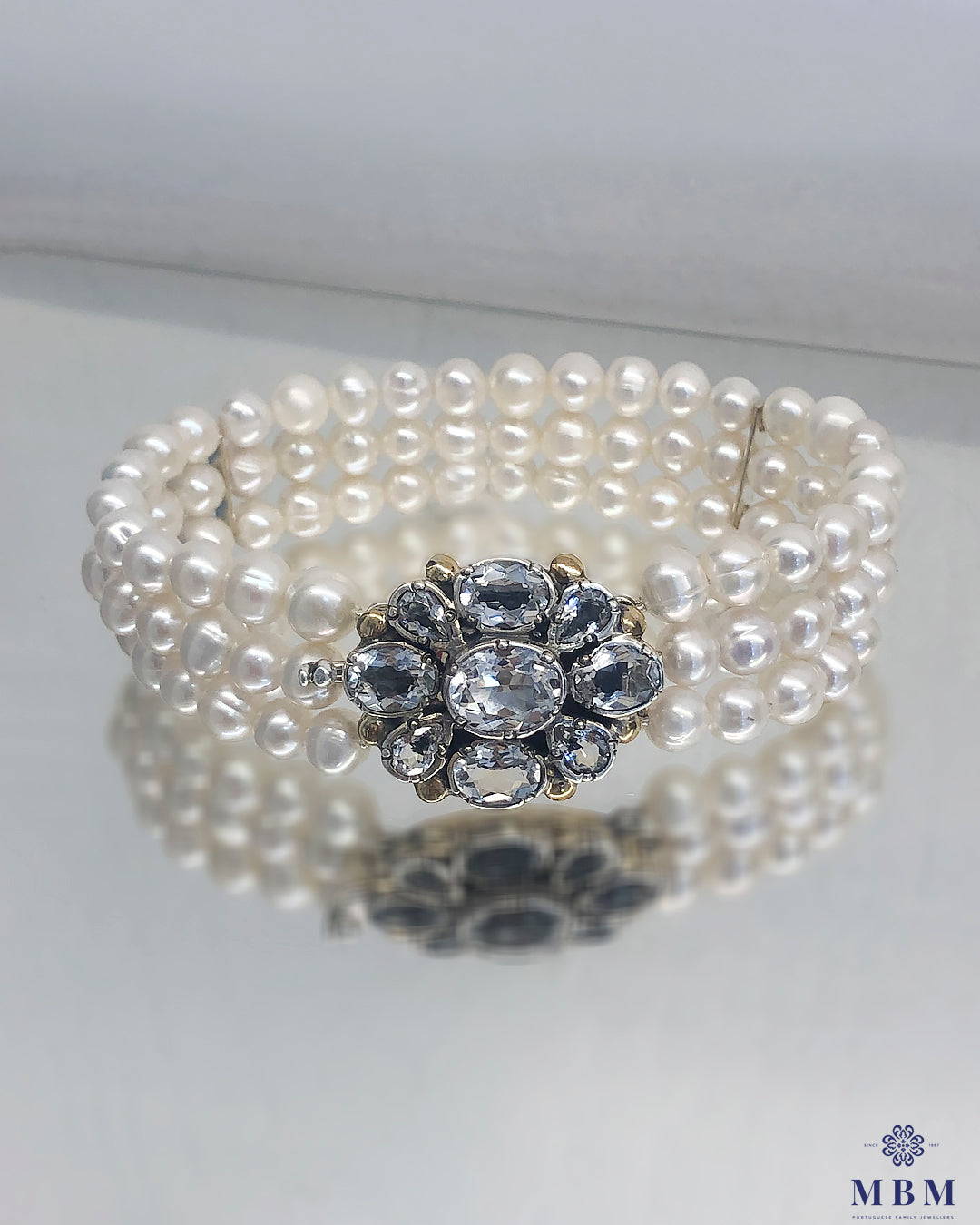 Pulseira de pérolas com fecho de prata e ouro